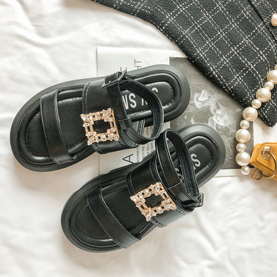 Jauns sieviešu sandaļu modelis ar rupju zoli un akmeņiem