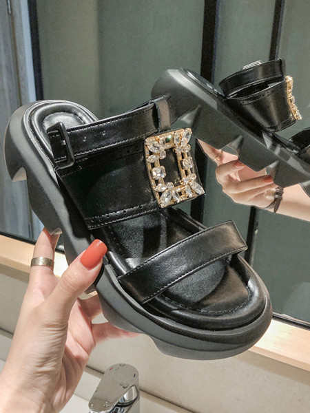 Jauns sieviešu sandaļu modelis ar rupju zoli un akmeņiem