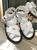 Naiste vabaaja sandaalid ristrihmade ja lameda tallaga