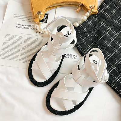 Naiste vabaaja sandaalid ristrihmade ja lameda tallaga