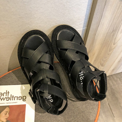 Naiste vabaaja sandaalid ristrihmade ja lameda tallaga