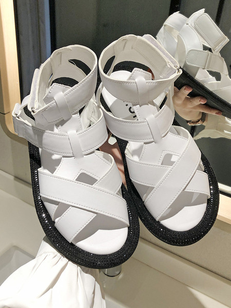 Naiste vabaaja sandaalid ristrihmade ja lameda tallaga