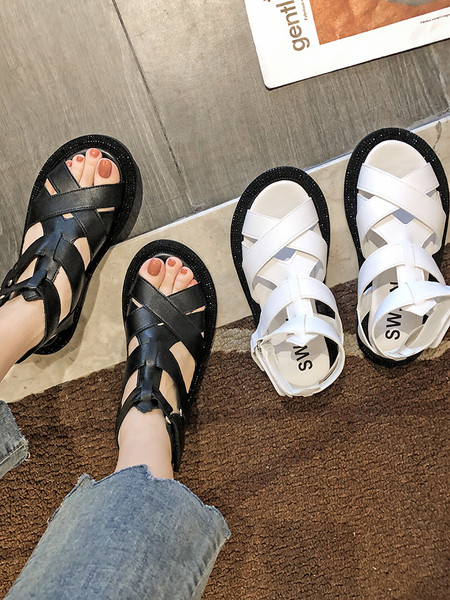 Naiste vabaaja sandaalid ristrihmade ja lameda tallaga