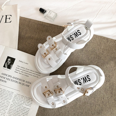 Aktuális női szandál durva talppal és csatokkal