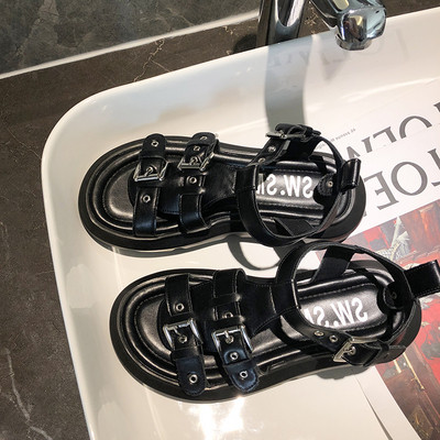 Aktuális női szandál durva talppal és csatokkal