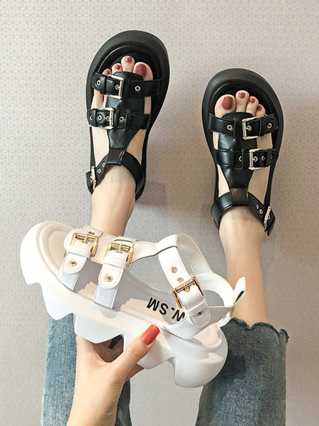 Aktuális női szandál durva talppal és csatokkal