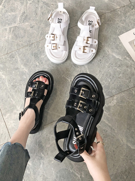 Aktuális női szandál durva talppal és csatokkal