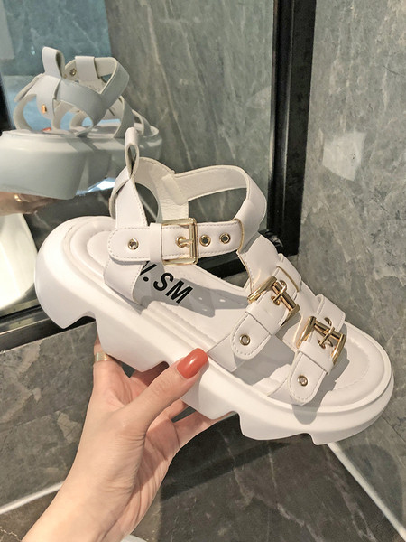 Aktuális női szandál durva talppal és csatokkal