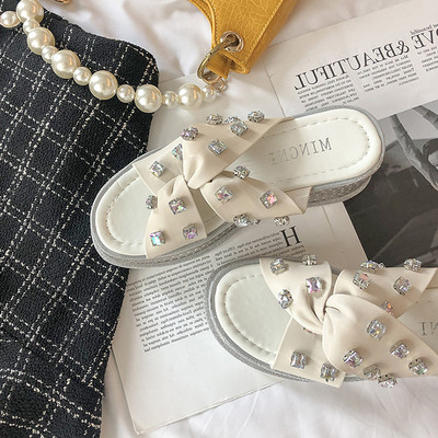 Modern női papucs kövekkel és platformmal