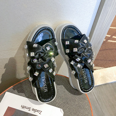 Modern női papucs kövekkel és platformmal