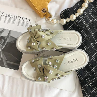 Modern női papucs kövekkel és platformmal