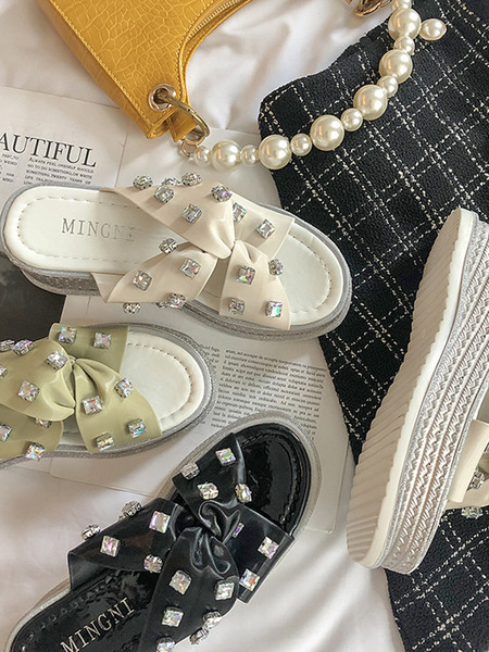 Modern női papucs kövekkel és platformmal