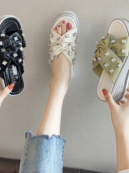 Modern női papucs kövekkel és platformmal