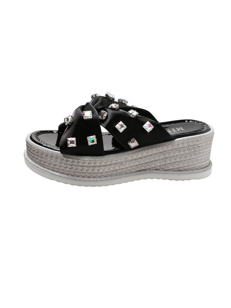 Modern női papucs kövekkel és platformmal