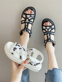 Alkalmi női szandál lapos talppal és virágmotívumokkal