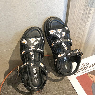 Alkalmi női szandál lapos talppal és virágmotívumokkal