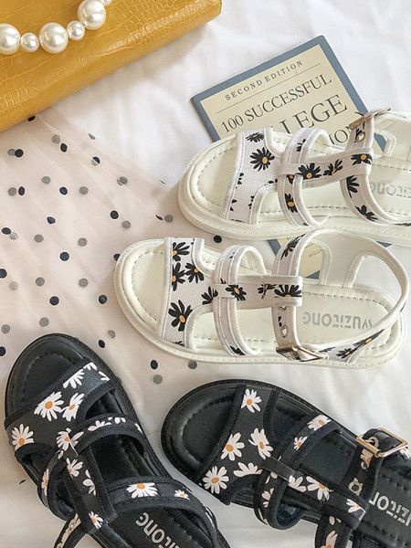 Alkalmi női szandál lapos talppal és virágmotívumokkal