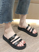 Női alkalmi papucs műbőrből, fém csatokkal