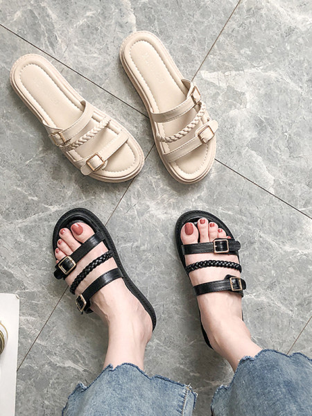 Női alkalmi papucs műbőrből, fém csatokkal