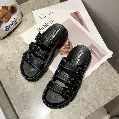 Ikdienas sieviešu čības ar raupju zoli un sprādzēm