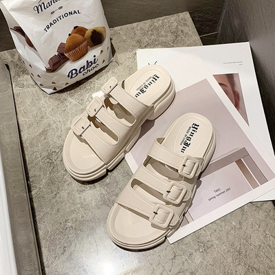 Ikdienas sieviešu čības ar raupju zoli un sprādzēm