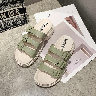 Ikdienas sieviešu čības ar raupju zoli un sprādzēm