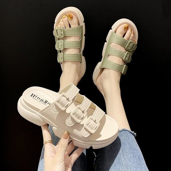 Ikdienas sieviešu čības ar raupju zoli un sprādzēm