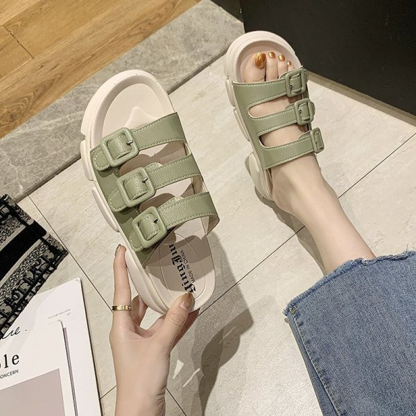 Ikdienas sieviešu čības ar raupju zoli un sprādzēm