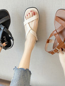Tīras sieviešu sandales no mākslīgās ādas ar plakanu zoli
