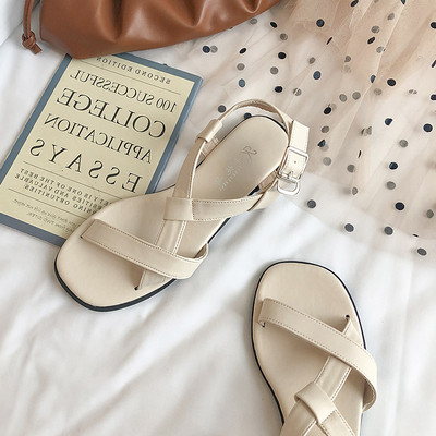 Tīras sieviešu sandales no mākslīgās ādas ar plakanu zoli