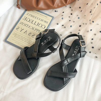 Tīras sieviešu sandales no mākslīgās ādas ar plakanu zoli