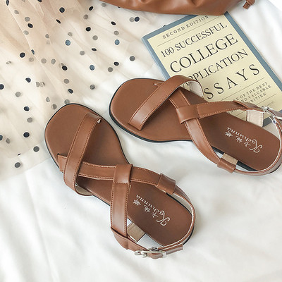 Tīras sieviešu sandales no mākslīgās ādas ar plakanu zoli