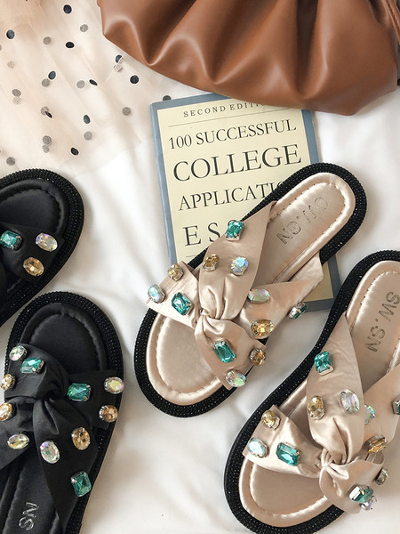 Sieviešu modernas čības ar plakanām zolēm un krāsainiem akmeņiem