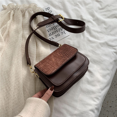 Női bőrtáska széles fogantyúval