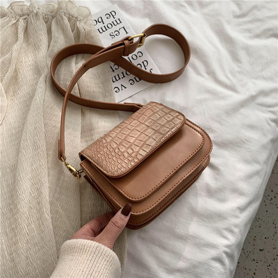 Női bőrtáska széles fogantyúval