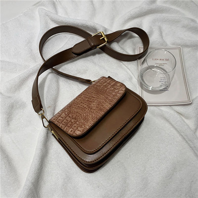 Női bőrtáska széles fogantyúval