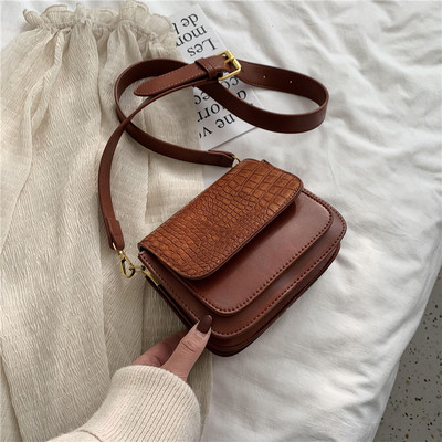 Női bőrtáska széles fogantyúval