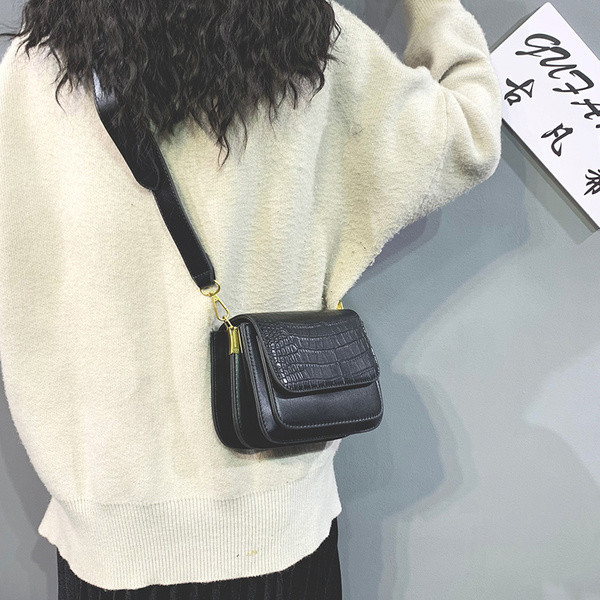 Női bőrtáska széles fogantyúval