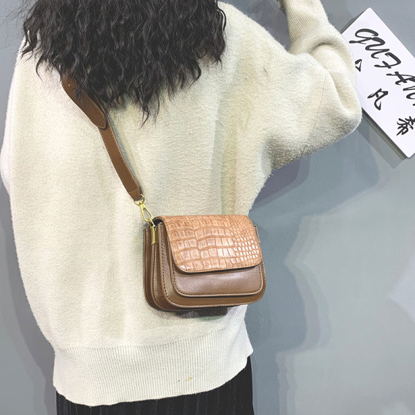 Női bőrtáska széles fogantyúval