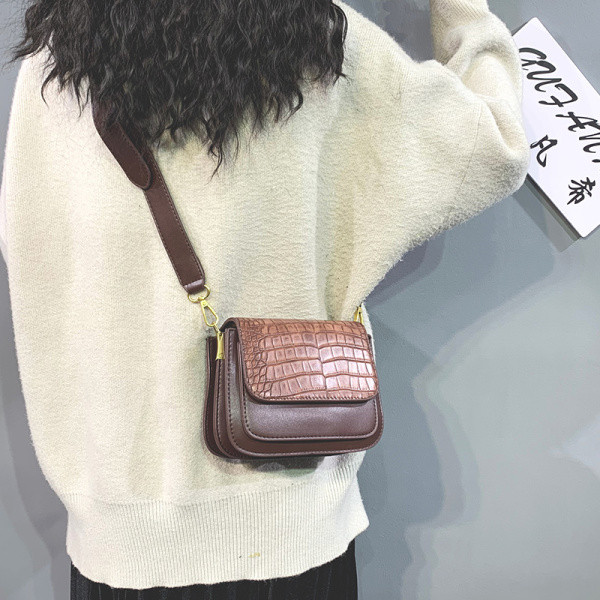 Női bőrtáska széles fogantyúval