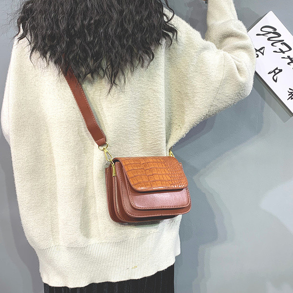 Női bőrtáska széles fogantyúval