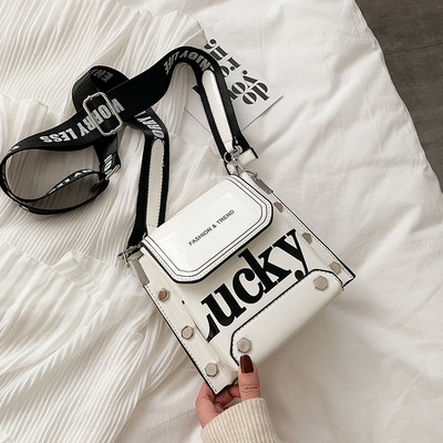 Sieviešu moderna soma ar uzrakstiem - no eko ādas