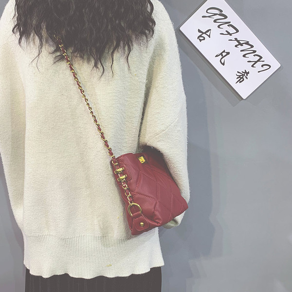 Rauast käepidemega nahast naistekott