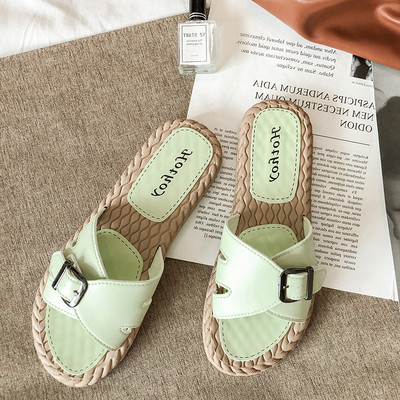 Νέο μοντέλο γυναικείες παντόφλες από έκο δέρμα με επίπεδη σόλα και αγκράφα