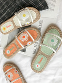 Alkalmi női papucs lapos talppal és rátéttel