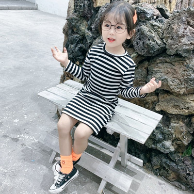 Gyermekruha kordbársony dzsörzéből, hosszú ujjal és hasítékkal