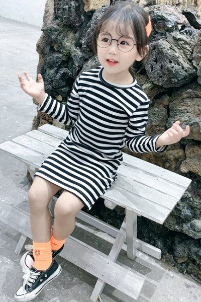 Gyermekruha kordbársony dzsörzéből, hosszú ujjal és hasítékkal