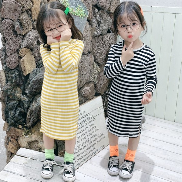 Gyermekruha kordbársony dzsörzéből, hosszú ujjal és hasítékkal