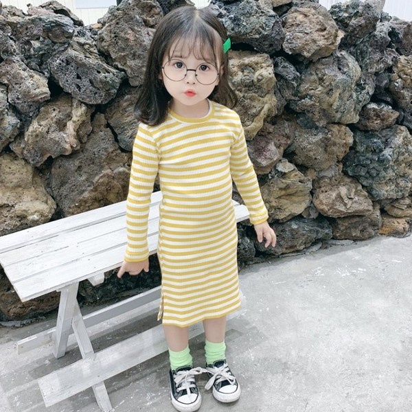 Gyermekruha kordbársony dzsörzéből, hosszú ujjal és hasítékkal