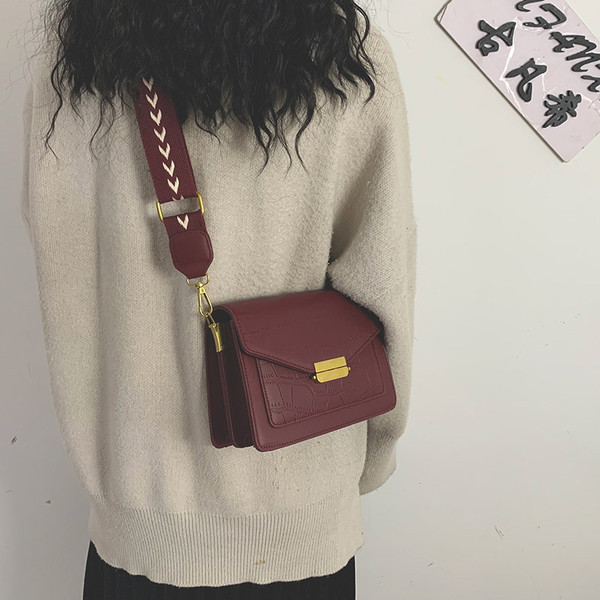 Modern női táska öko bőrből, széles, hosszú fogantyúval